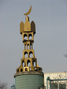 905714 Gezicht op de minaret van de moskee Abi Bakr Issiddik (Berlagestraat 100) te Utrecht.